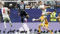 Pemain Argentina Lautaro Martinez mencetak gol kedua melewati kiper Inggris Jordan Pickford selama pertandingan semifinal Piala Dunia sepak bola antara Inggris dan Argentina di Atlanta, Rabu, 15 Juli 2026. (AP Photo/Erik S. Lesser)
