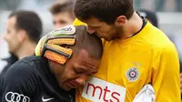 Gelandang Partizan, Everton Luiz, menangi usai menerima penghinaan rasial. (Foto: DW)