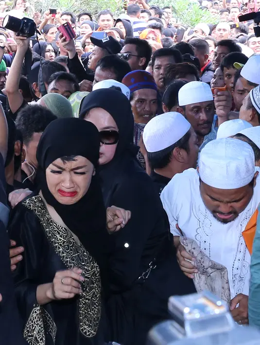 Julia Perez tampak tak bisa menahan kesedihan (Foto: Galih W Satria)