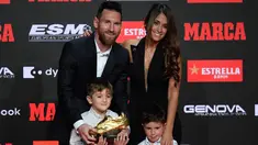 Pemain Barcelona, Lionel Messi didampingi istrinya Antonella Roccuzzo dan kedua putranya berpose setelah menerima trofi Sepatu Emas keenamnya selama acara penyerahan di Antiga Fabrica Estrella Damm, Barcelona, Spanyol (16/10/2019). (AFP Photo/Josep Lago)