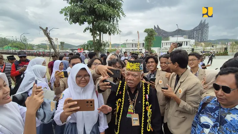 Upacara HUT RI ke-79 di IKN Pertama Kali dalam Sejarah, Menteri Basuki Pakai Baju Adat Dayak