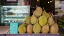 <p>Buah durian terlihat di kafe Mao Shan Wang di Singapura (26/1). Restoran yang menyediakan beragam aneka rasa durian ini telah menarik banyak pengunjung untuk datang mencicipi buah durian di kafe tersebut. (AFP Photo/Nicholas Yeo)</p>