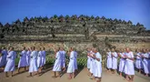 Para calon biksu bermeditasi sambil berjalan tanpa alas kaki dalam ritual 'Pabbaja Samanera', di kawasan Candi Borobudur, Magelang, Jawa Tengah, 19 Desember 2023. (DEVI RAHMAN/AFP)