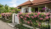 7 Ide Pagar Rumah dengan Bunga Air Mata Pengantin yang Cantik dan Estetik