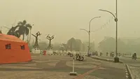 Kabut asap di depan Istana Isen Mulang, Rumah Jabatan Gubernur Kalimantan Tengah. (Dok. Istimewa)