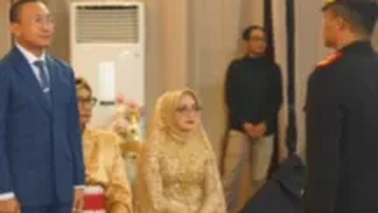 Momen Brigjen Sabilul Alif saat menjadi inspektur upacara pedang pora di pernikahan Iptu Bramantyo dan Dinda.