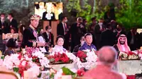 Presiden Jokowi dan bu Iriana kenakan pakaian adat bali saat menghadiri makan malam bersama kepala negara anggota G20. (instagram/jokowi)
