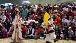 Warga lokal mengikuti peragaan busana Tibet di padang rumput Zhaqingtang di Wilayah Sertar, Provinsi Sichuan, China barat daya (7/8/2020). (Xinhua/Jiang Hongjing)