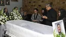 Presiden RI ke 6, Susilo Bambang Yudhoyono memberikan ucapan belasungkawa di rumah duka Mike Mohede di Tangerang Selatan, Banten, Senin (01/08).Sebelumnya Mike Mohede pernah mengisi acara ulang tahun SBY. (Liputan6.com/ Herman Zakharia)
