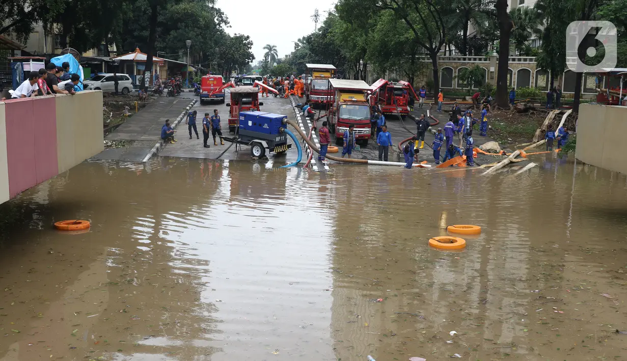 Petugas melakukan penyedotan air yang merendam underpass Kemayoran, Jakarta, Minggu (2/2/2020). Akibat hujan yang cukup lama di kawasan tersebut membuat underpass tersebut terendam air hingga ketinggian 5 meter. (Liputan6.com/Angga Yuniar)