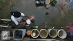 Seorang anak saat mandi di dekat sungai di kawasan Latuharhari, Jakarta Pusat, Selasa (1/12). PAM Jaya menyatakan pasokan air baku yang ada di Jakarta masih belum memungkinkan untuk diolah menjadi sumber air baku utama. (Liputan6.com/Immanuel Antonius)