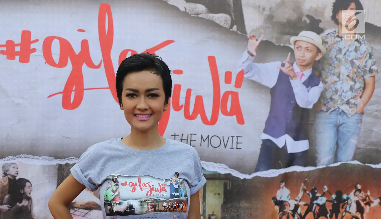 Julia Perez pada saat menghadiri rilis poster dan trailer film "Gila Jiwa" di Jakarta, Rabu (9/3/2016). Julia Perez atau yang akrab disapa Jupe, meninggal dunia. Meninggalnya Jupe dikonfirmasi oleh sang adik, Nia Anggia. (Liputan6.com/Herman Zakharia)