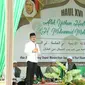 Menaker M. Hanif Dhakiri memberikan sambutan peringatan Haul ke-16 KH Muhammad Muhadjirin Amsar Addary Allah Yarham di Pondok Pesantren Annida Al Islamy.