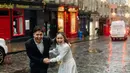 Gritte Agatha dan Arif Hidayat menjalani pemotretan di kota Edinburgh. Pemeran pemeran Mae sinetron GET MARRIED THE SERIES itu tampil cantik dengan dress putih. [Instagram/gritteagathaa]
