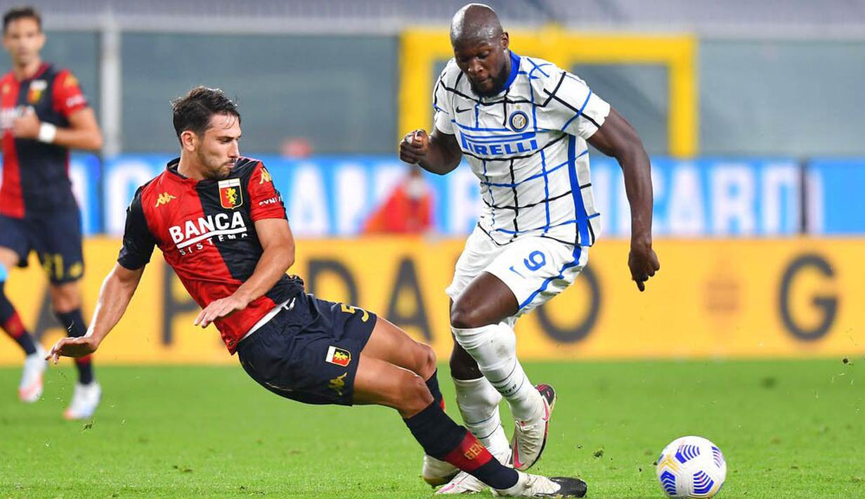 Striker Inter Milan, Romelo Lukaku, berusaha melewati pemain Genoa pada laga Liga Italia di Stadion Luigi Ferraris, Minggu (25/10/2020). Inter Milan menang dengan skor 2-0. (Tano Pecoraro/LaPresse via AP)