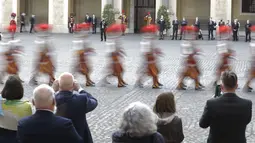 Garda Swiss atau Pasukan pengawal Paus berbaris di halaman St. Damaso pada upacara pelantikan di Vatikan, Kamis (6/5/2021). Anggota baru dilantik setiap tahun pada 6 Mei sebagai peringatan dimana 147 tentara Swiss tewas saat membela Paus dalam peristiwa jatuhnya Roma pada 1527. (AP/Andrew Medichini)