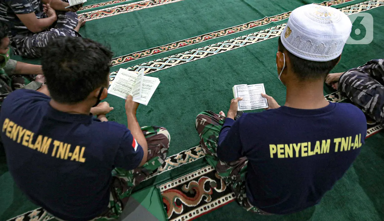 Puluhan prajurit TNI menggelar pengajian dari Kapal KRI Semarang di Kepulauan Seribu, Jakarta, Senin malam (11/1/2021). Pengajian ini digelar untuk mendoakan para korban jatuhnya pesawat Sriwijaya Air SJ 182 dengan rute Jakarta-Pontianak di perairan Kepulauan Seribu. (Liputan6.com/Faizal Fanani)