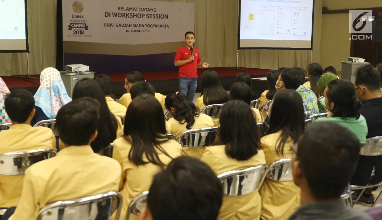 VP of Talent Bukalapak Gema Buana Putra menjadi pembicara dalam Emtek Goes To Campus di UGM, Yogyakarta, Selasa (16/10/2018). EGTC juga menghadirkan kompetisi news presenter, inspiring sharing dan entertainment talk. (Liputan6.com/Herman Zakharia)