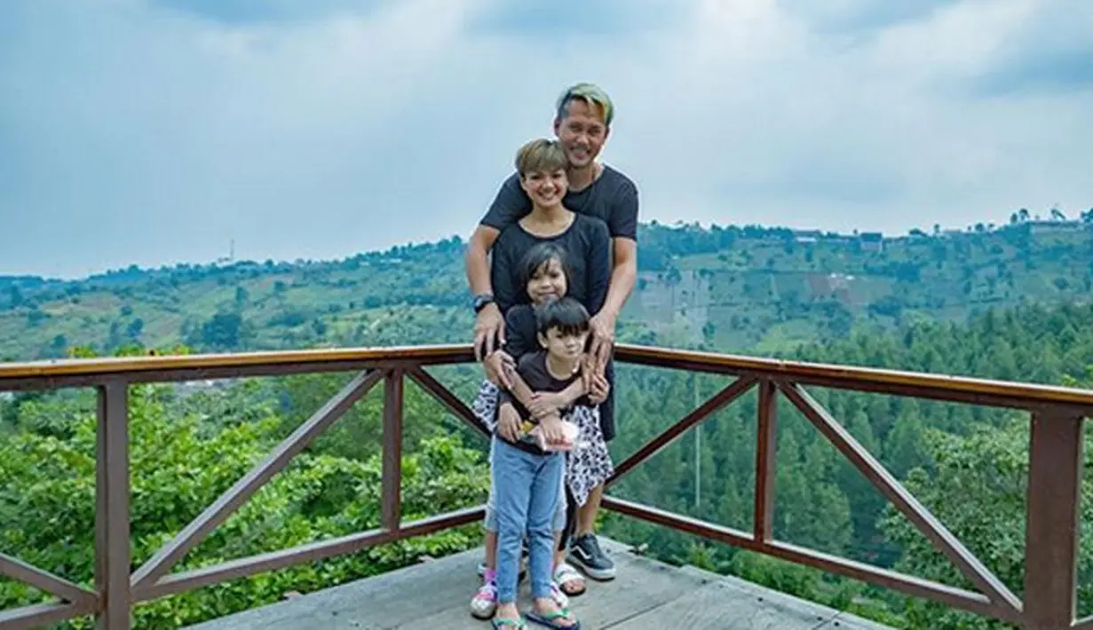 Salah satu kunci rumah tangganya adem ayem dan harmonis adalah tak mempedulikan omongan orang lain. Keduanya sadar, bahwa rumah tangganya hanya keduanya yang tahu. (Instagram/nirinazubir_)