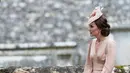 Kate Middleton bersama Pangeran George dan Putri Charlotte saat pernikahan Pippa Middleton dan James Mathews di Gereja St. Mark, Sabtu (20/5). Kate Middleton menggunakan gaun selutut dari rumah mode Alexander McQueen (AP Photo/Kirsty Wigglesworth, Pool)