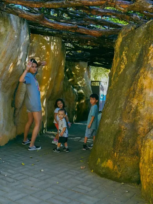 Di tengah isu perselingkuhan suami, Dahlia Poland justu mengunggah foto bersama ketiga buah hatinya. [Instagram/dahliachr]