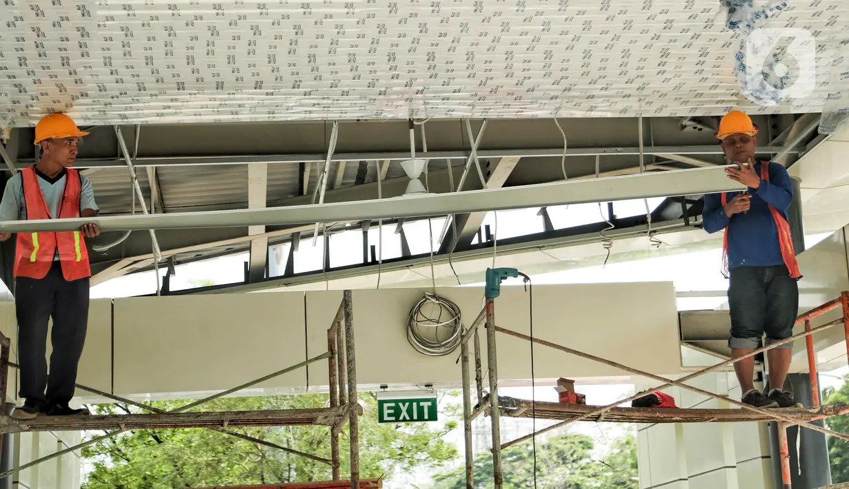Pekerja menyelesaikan revitalisasi Halte Cawang Central di Jakarta, Jumat (17/11/2023). Progres pengerjaan revitalisasi Halte Cawang Central yang berlokasi tepat di depan Universitas Kristen Indonesia (UKI) itu telah mencapai 65-70 persen dan ditargetkan pada akhir tahun 2023 sudah bisa beroperasi. (Liputan6.com/Herman Zakharia)