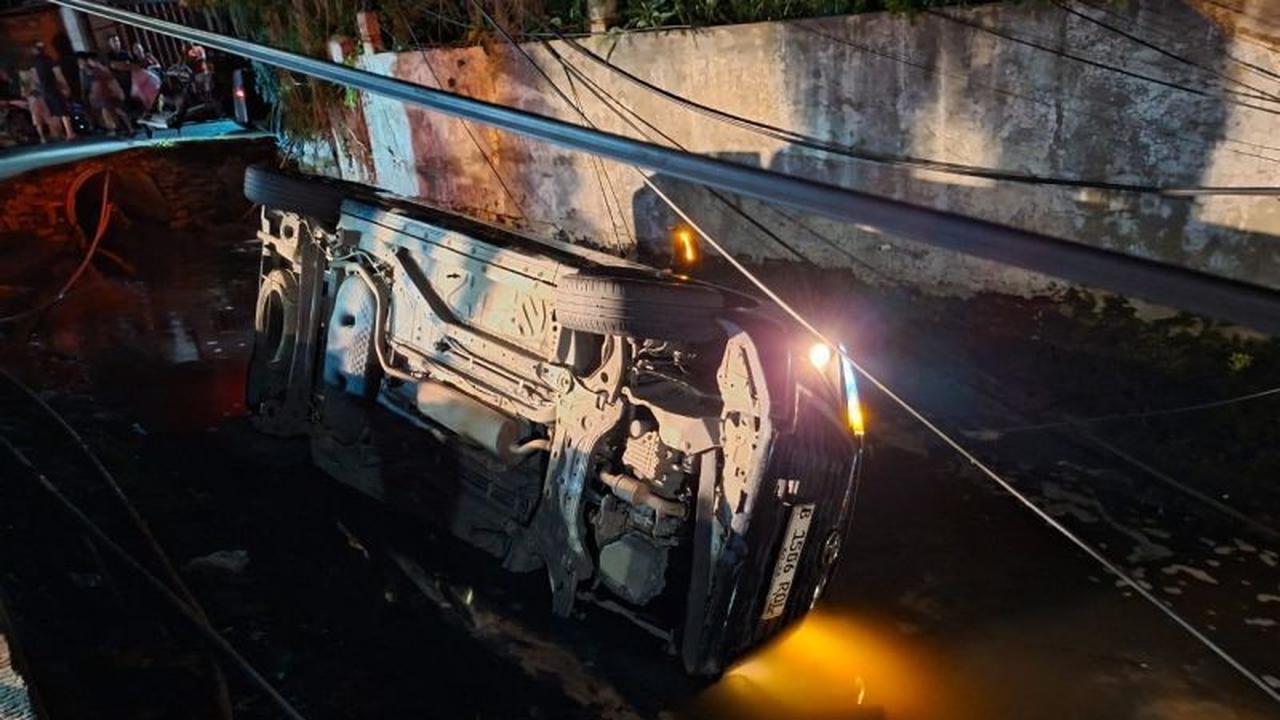 Minibus Terperosok Selokan Kapuk Jakbar, Diduga Sopir Mengantuk Saat Berbelok