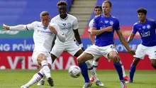 Gelandang Chelsea, Ross Barkley, mencetak gol ke gawang Leicester City pada laga Piala FA di Stadion King Power, Minggu (28/6/2020). Chelsea menang 1-0 atas Leicester City. (AP/Tim Keeton)