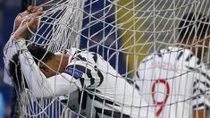 Penyerang Manchester United, Marcus Rashford, tampak kecewa usai ditaklukkan Istanbul Basaksehir pada laga Liga Champions di Stadion Fatih Terim, Kamis (5/11/2021). MU kalah dengan skor 2-1. (AP Photo)