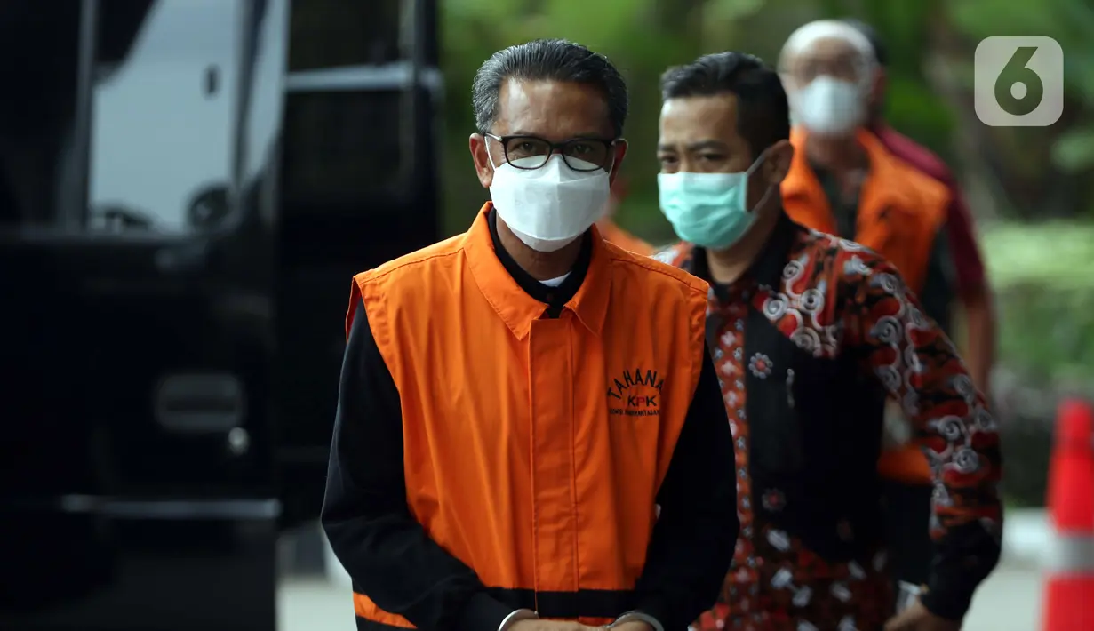 Gubernur Sulawesi Selatan non aktif, Nurdin Abdullah saat tiba di lobby Gedung KPK, Jakarta, Jumat (5/3/2021). Nurdin Abdullah ditahan KPK terkait dugaan suap dan gratifikasi pengadaan barang dan jasa pembangunan infrastruktur di lingkungan Pemprov Sulsel 2020-2021. (Liputan6.com/Helmi Fithriansyah)