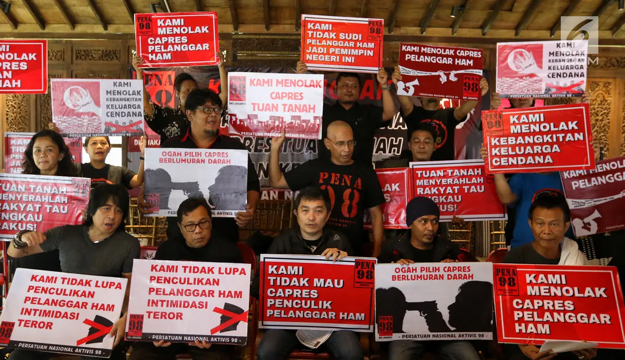 Persatuan Nasional Aktivis 98 (PENA 98) menunjukkan poster usai memberikan keterangan pers di Jakarta, Kamis (14/3). Dalam keterangan persnya PENA 98 menyatakan sikap menolak Capres Pelanggar HAM, Menolak Capres Tuan Tanah. (Liputan6.com/Johan Tallo)