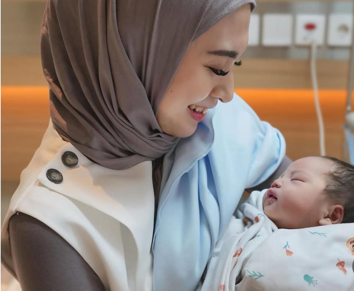 Donita dan Adi Nugroho Jenguk Gritte Agatha Usai Melahirkan, Momen Haru yang Bikin Netizen Terpukau