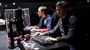 Seorang pengunjung terlihat serius memainkan video game pada acara Paris Games Week di Paris, Prancis (26/10). Sejumlah pencandu game berkumpul dalam Acara Paris Games Week dan unjuk kebolehan dalam bermain video game. (REUTERS/Benoit Tessier)