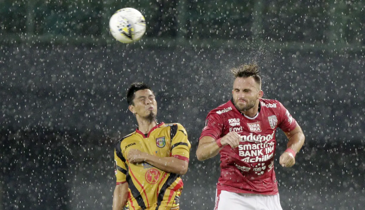 Striker Bali United, Ilija Spasojevic, duel udara dengan pemain Mitra Kukar, Muhammad Bahtiar, pada laga Piala Presiden 2019 di Stadion Patriot, Jawa Barat, Minggu (3/3).  Bali United menang 3-0 atas Mitra Kukar. (Bola.com/M Iqbal Ichsan)