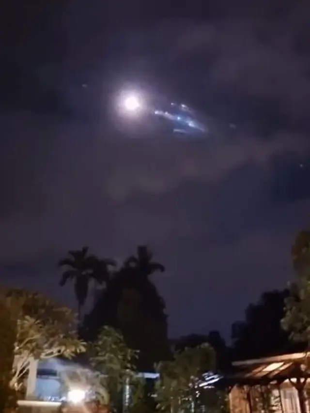 Benda asing dikira serombongan UFO, ternyata sampah antariksa China. (Foto: Tangkapan layar video FB)