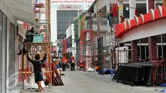 Pekerja menyelesaikan pekerjaan di arena Jakarta Fair 2016, Kemayoran, Jakarta, Senin (6/6/2016). Jakarta Fair Kemayoran 2016 akan digelar mulai dari 10 Juni hingga 17 Juli 2016 di Jakarta International Expo (JIExpo) Kemayoran. (Liputan6.com/Yoppy Renato)