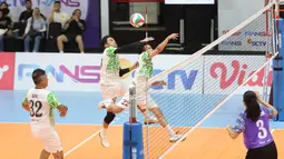Desta Mahendra (tengah) mencoba melakukan smash pada pertandingan cabor bola voli Turnamen Olahraga Selebriti Indonesia (TOSI) yang berlangsung di Kelapa Dua Sport Center, Tangerang, Minggu (13/10/2024).