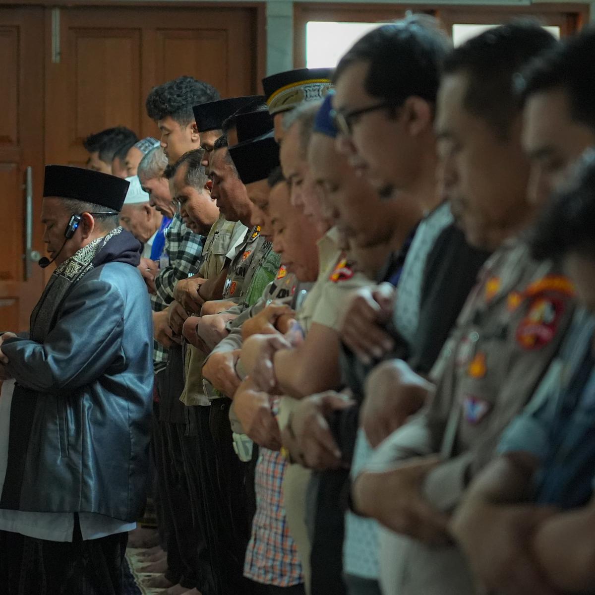 Momen Jenderal Polisi Salat Gaib dan Kibarkan Bendera Setengah Tiang