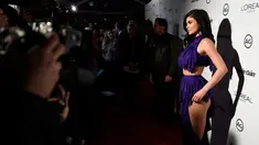 Kylie Jenner berpose saat tiba di acara Marie Claire's Image Maker Awards 2017 di Catch LA di West Hollywood, California (10/1). Busana unik Kylie Jenner langsung menjadi pusat perhatian. (AFP PHOTO/ Matt Winkelmeyer)