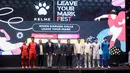Ketua Umum PSSI, Erick Thohir berfoto bersama dengan sejumlah jajaran dari Kelme, sejumlah jajaran pengurus PSSI, dan sejumlah pemain Timnas Sepak Bola Indonesia saat acara Leave Your Mark Fest 2026 di Plaza Utara Stadion Utama Gelora Bung Karno, SUGBK, Senayan, Jakarta, Kamis (12/03/2026) malam WIB. (Bola.com/Bagaskara Lazuardi)