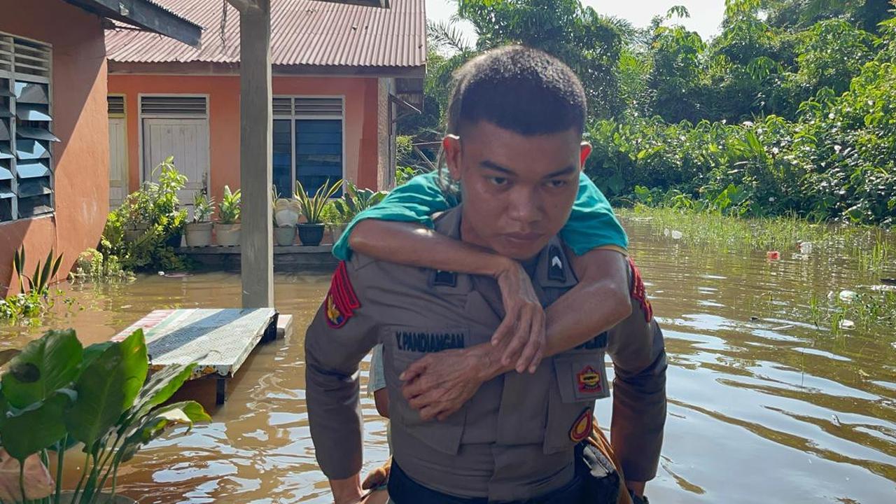 Potret Anggota Polairud Gendong Lansia dan Ibu Baru Melahirkan Susuri Banjir Pekanbaru ke Tempat Aman