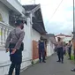 Densus menggeledah rumah terduga teroris di Tuban. (Ahmad Adirin/Liputan6.com)