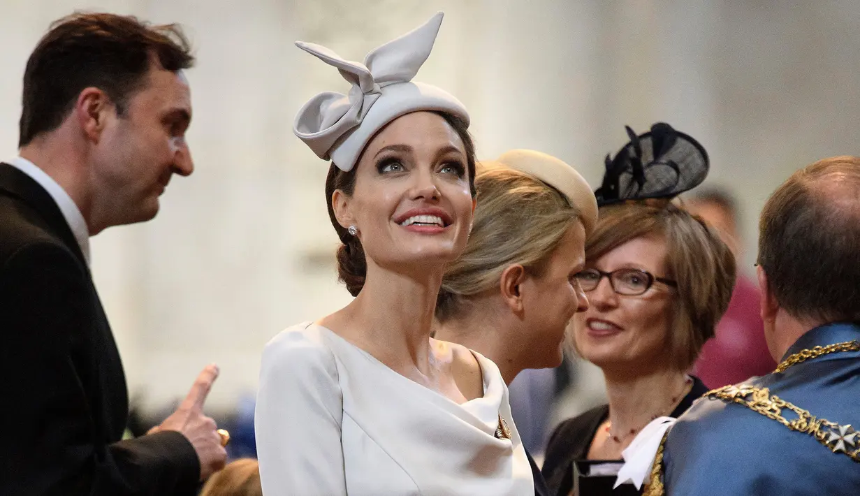 Aktris Angelina Jolie menghadiri acara Service of Commemoration and Dedication St Michael & St George di Katedral St. Paul, London, Kamis (28/6). Angelina Jolie terlihat memukau dalam balutan midi dress abu-abu yang super anggun. (Leon Neal/PA via AP)