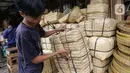 Pedagang merapikan besek bambu di Pasar Jatinegara, Jakarta, Kamis (1/7/2021). Harga satu besek dibandrol mulai dari Rp3.000 hingga Rp6.000 tergantung ukuran besek. (Liputan6.com/Faizal Fanani)