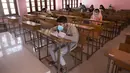 Para pelajar mengikuti ujian kelayakan yang digelar untuk menyeleksi peserta program sarjana medis di Srinagar, ibu kota musim panas Kashmir yang dikuasai India, pada 13 September 2020. (Xinhua/Javed Dar)
