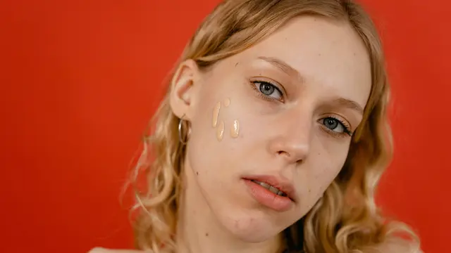 Menguji foundation pada wajah