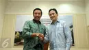 Menpora, Imam Nahrawi bersalaman dengan Kepala Badan Ekonomi Kreatif (Barekraf) Triawan Munaf usai memberikan keterangan terkait revisi logo dan maskot Asian Games 2018 di Kemenpora, Jakarta, Rabu (6/1/2016). (Liputan6.com/Helmi Fithriansyah)