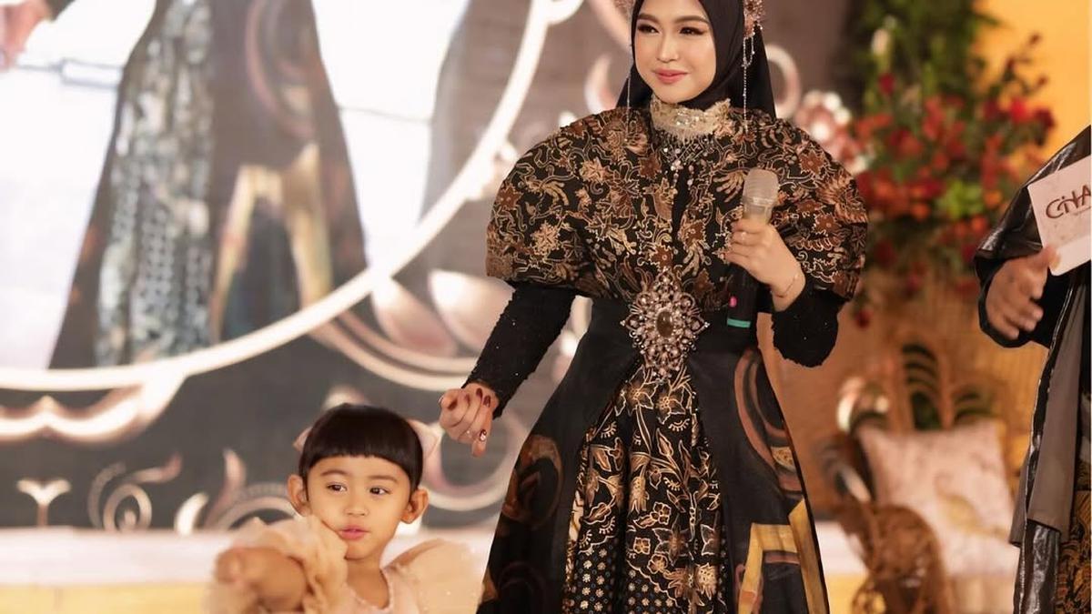Rayakan Ultah Bersama, Ria Ricis dan Moana Tampil Glamor dengan Gaun Sentuhan Wastra dan Wayang