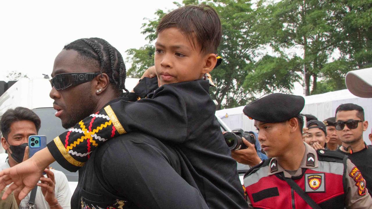 FOTO: Momen Akrab Dhika Bocah Penari Pacu Jalur Viral Digendong Rapper Amerika