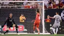 Gelandang Real Madrid, Marco Asensio (tengah) menendang bola ke gawang  kiper AS Roma Robin Olsen (kiri) dalam International Champions Cup (ICC) di New Jersey, Amerika Serikat, Selasa (7/8). Asensio mencetak satu gol. (AP Photo/Julio Cortez)